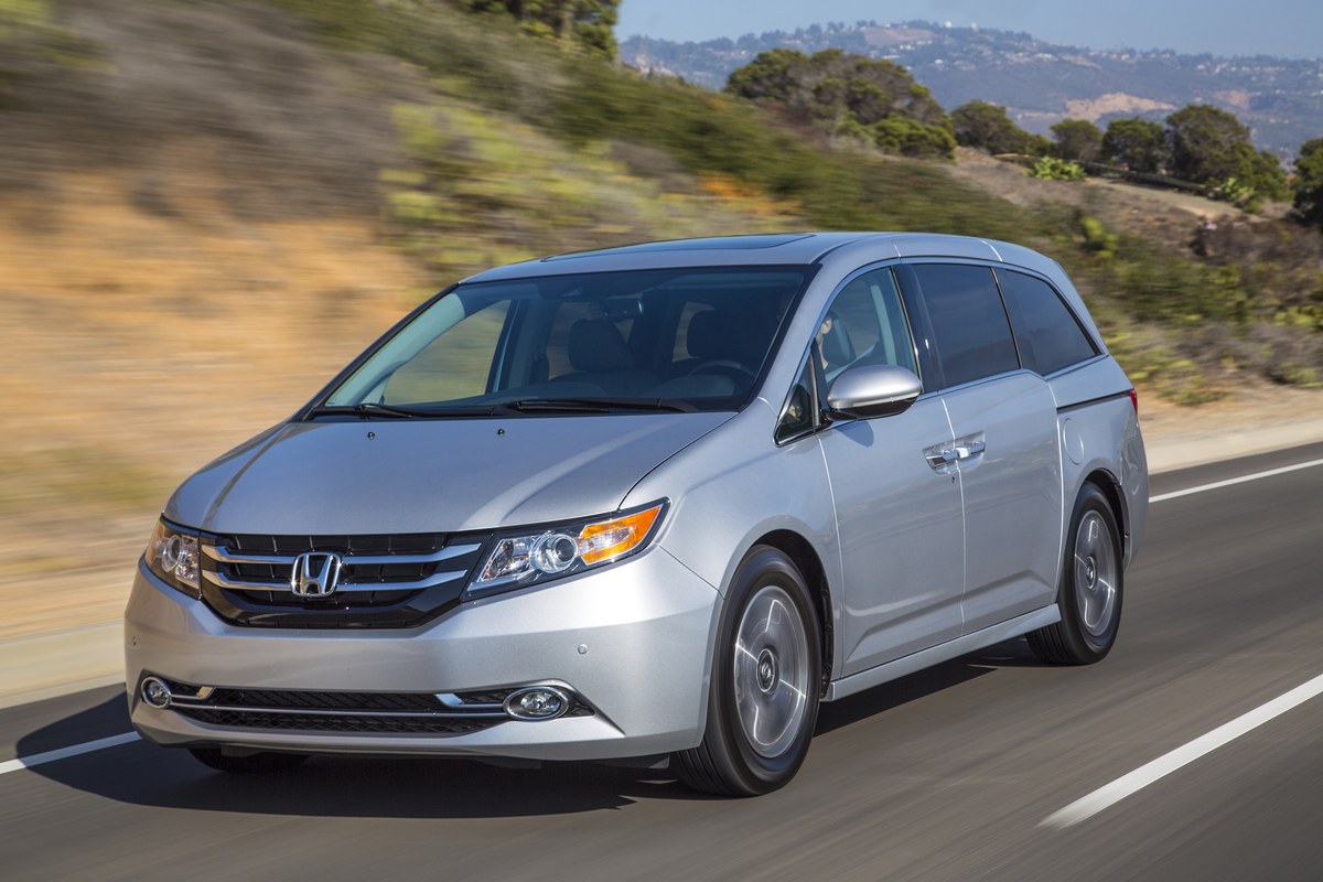 2016 Honda Odyssey front three-quarter view on the road, the final year of the fourth-generation minivan covered by the second-row seat recall