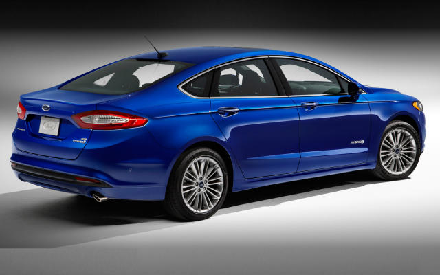 The 2017 Ford Fusion Hybrid has a new exterior design.