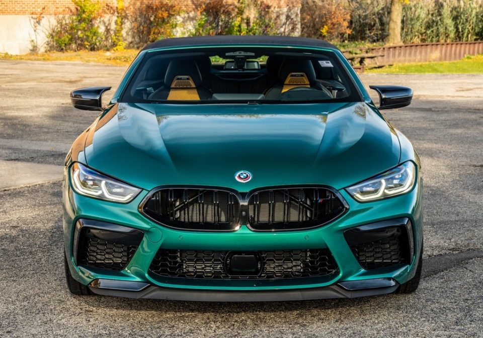 2023 BMW M8 コンペティションには、いくつかのユニークなエクステリア ペイント カラーが用意されています。