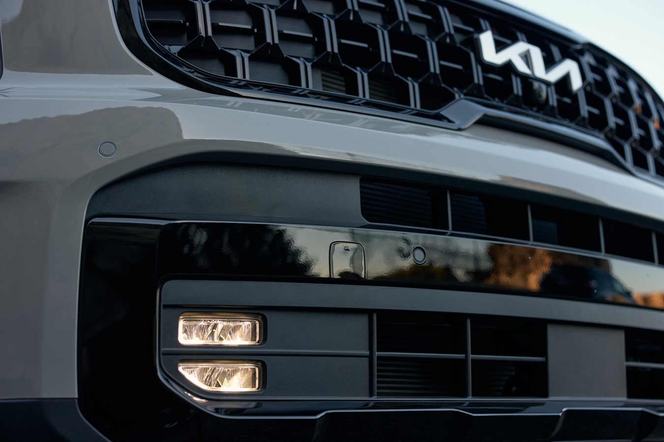 An aggressive front grille helps give the 2024 Kia Telluride an off-road exterior persona.