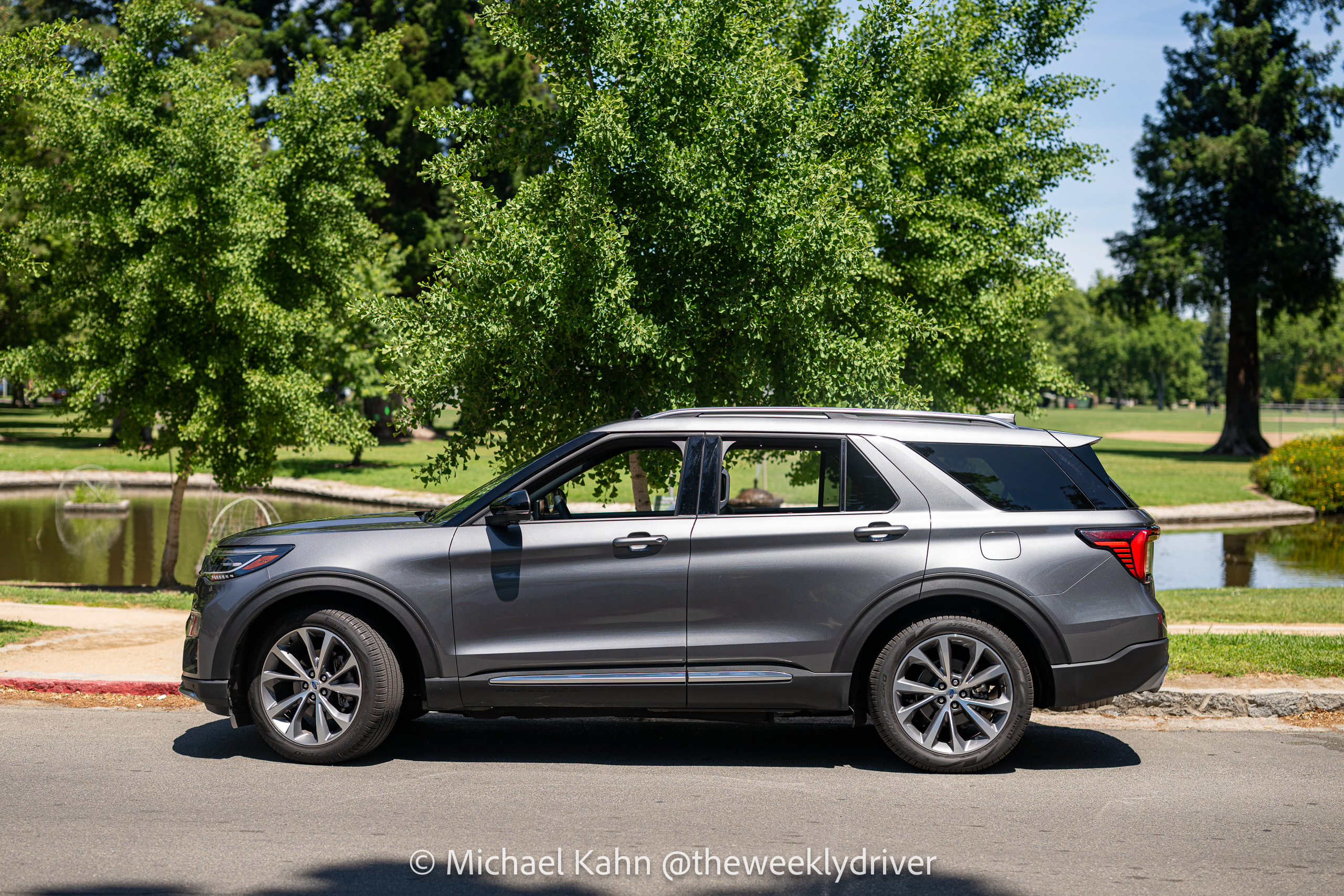 2025 Ford Explorer Platinum RWD side exterior