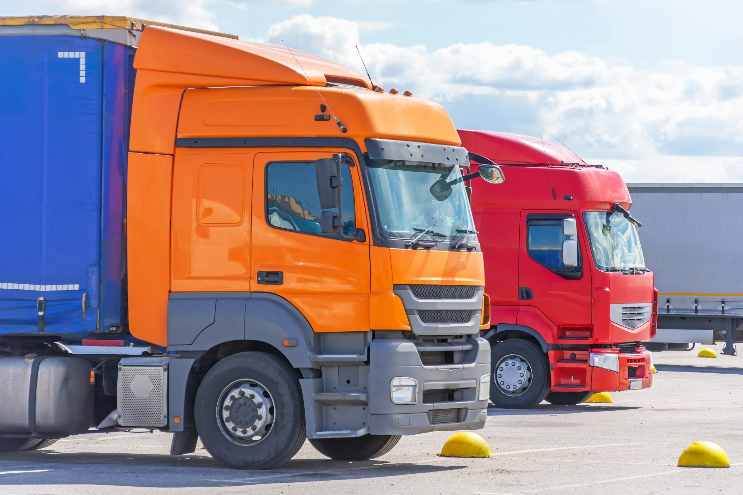How Insurance Agencies Help Trucking Companies Avoid Coverage Gaps and Policy Errors