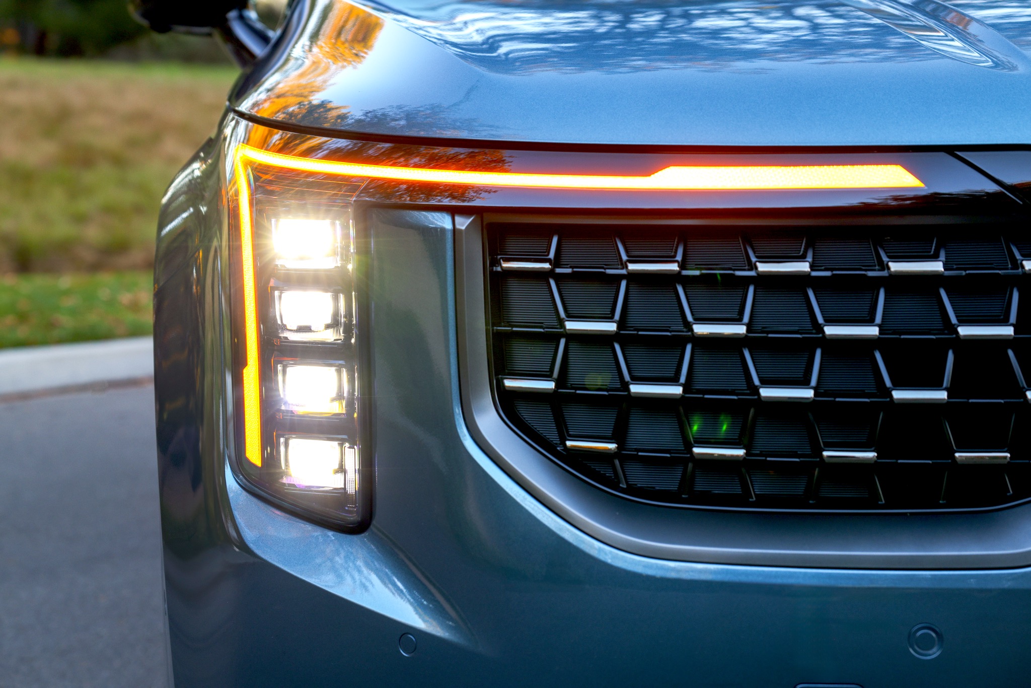 2026 Kia Carnival Hybrid exterior three-quarter front view