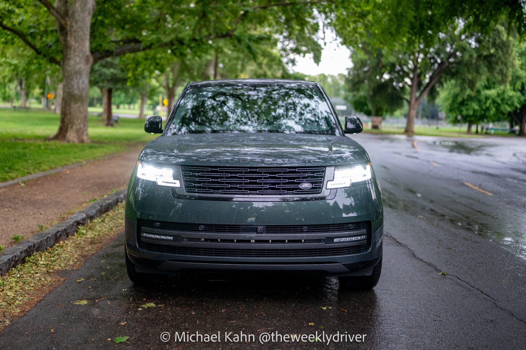 2026 Range Rover SE SWB P400 in Belgravia Green head-on from a city street, the six-figure flagship in a daily-use parking context, the buyer's actual frame of reference
