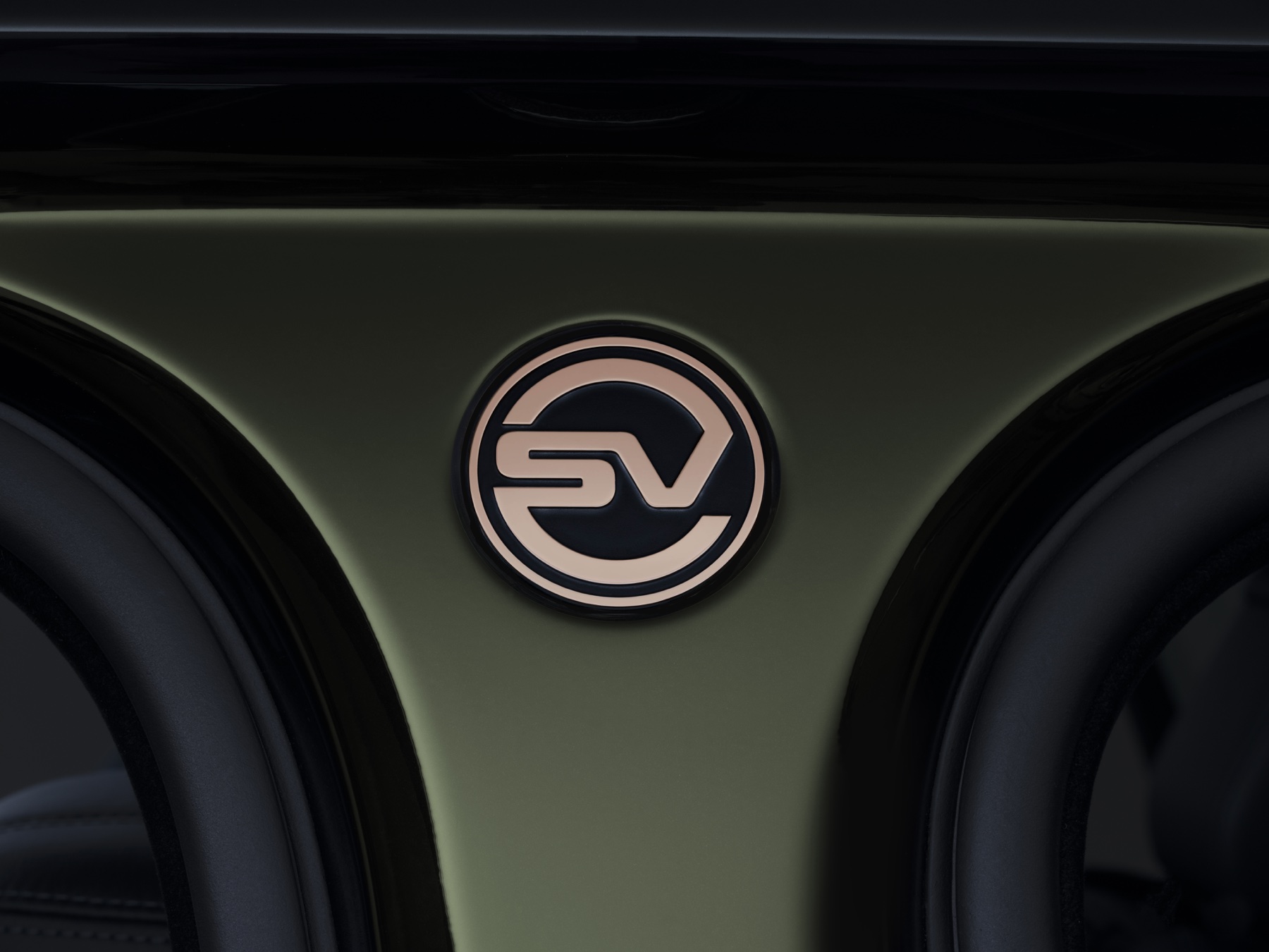 2021 Range Rover SV Autobiography B-pillar badge close-up showing the Autobiography script in chrome on the body panel, illustrating the badging exclusivity argument