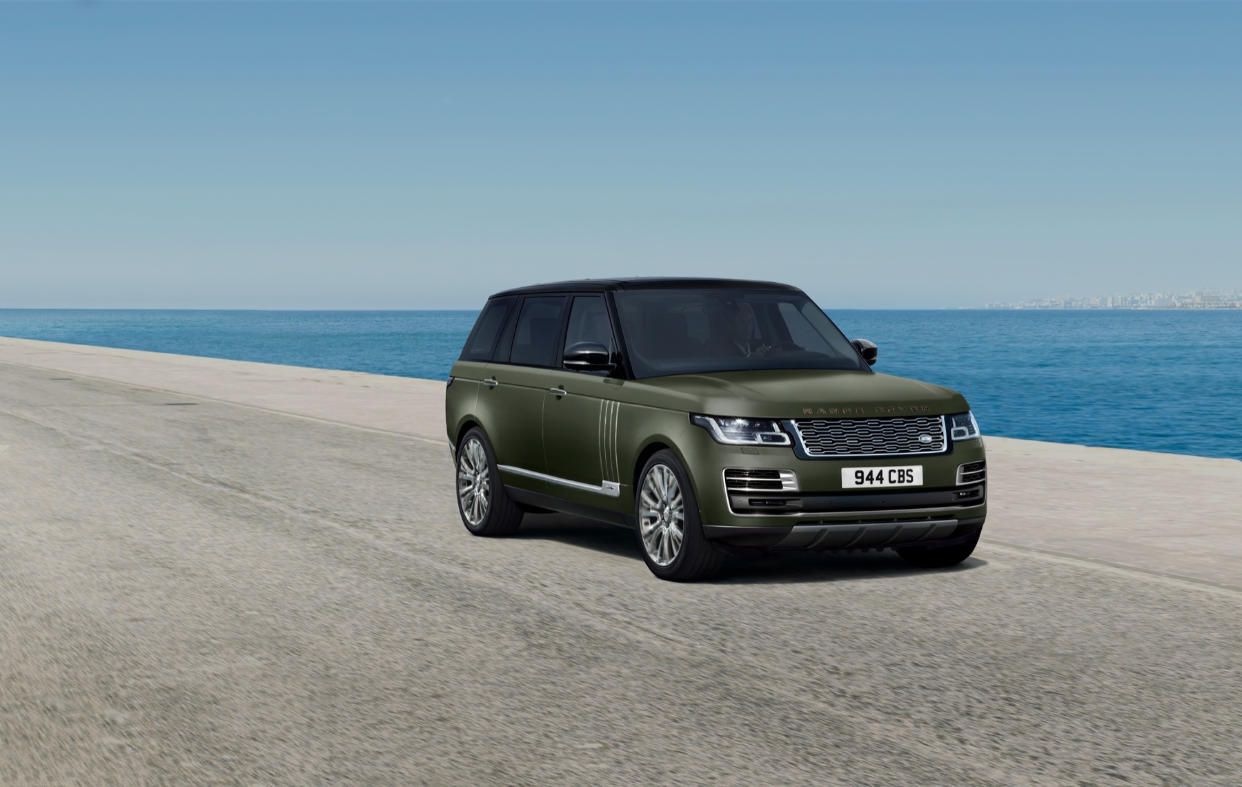 2021 Range Rover SV Autobiography Ultimate Edition front three-quarter view, premium two-tone exterior, the kind of bespoke specification a 2026 Autobiography buyer can configure