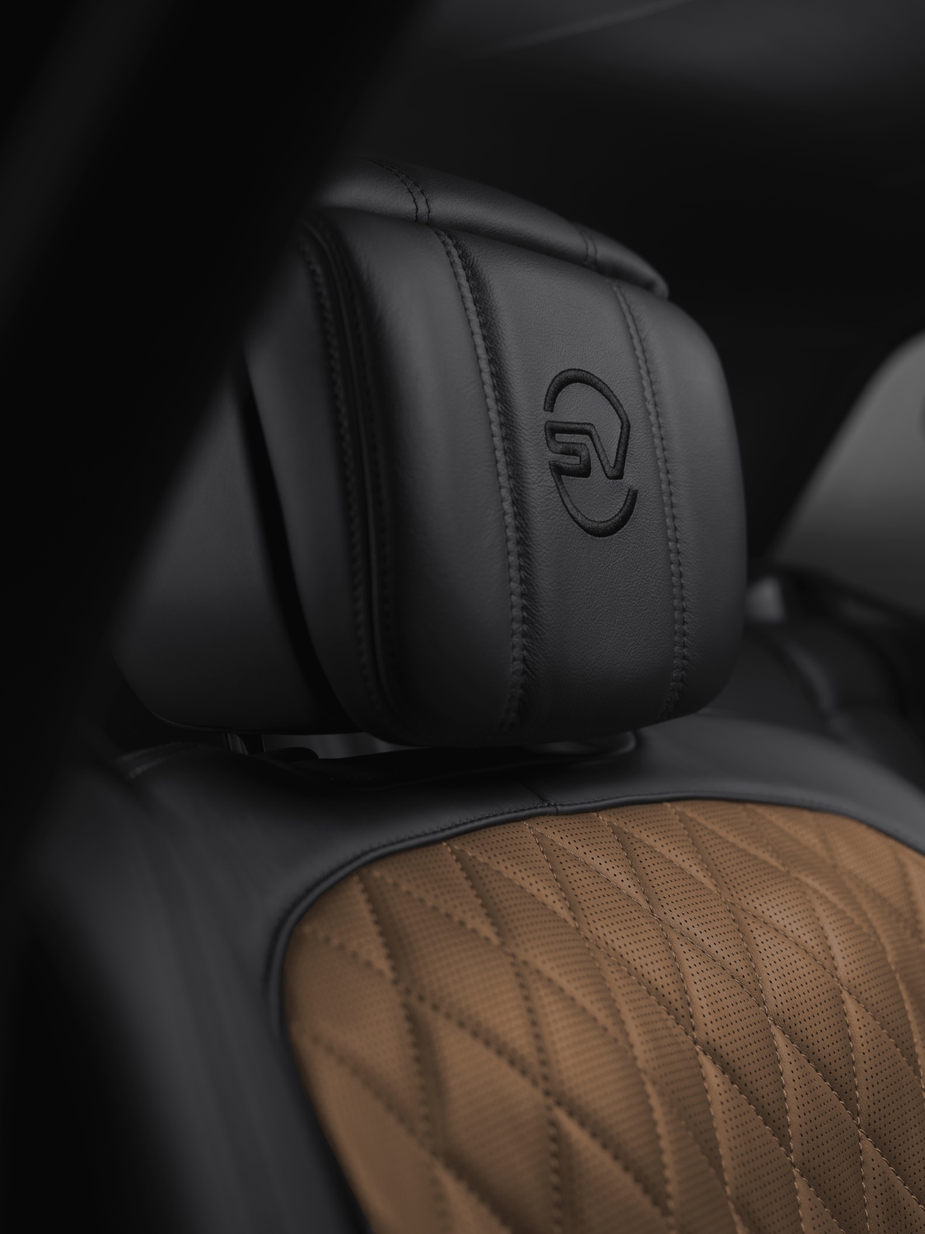 2021 Range Rover SV Autobiography Ultimate Edition headrest with integrated Meridian Signature speakers and active road-noise cancellation hardware, illustrating the audio exclusive the SE buyer cannot option in