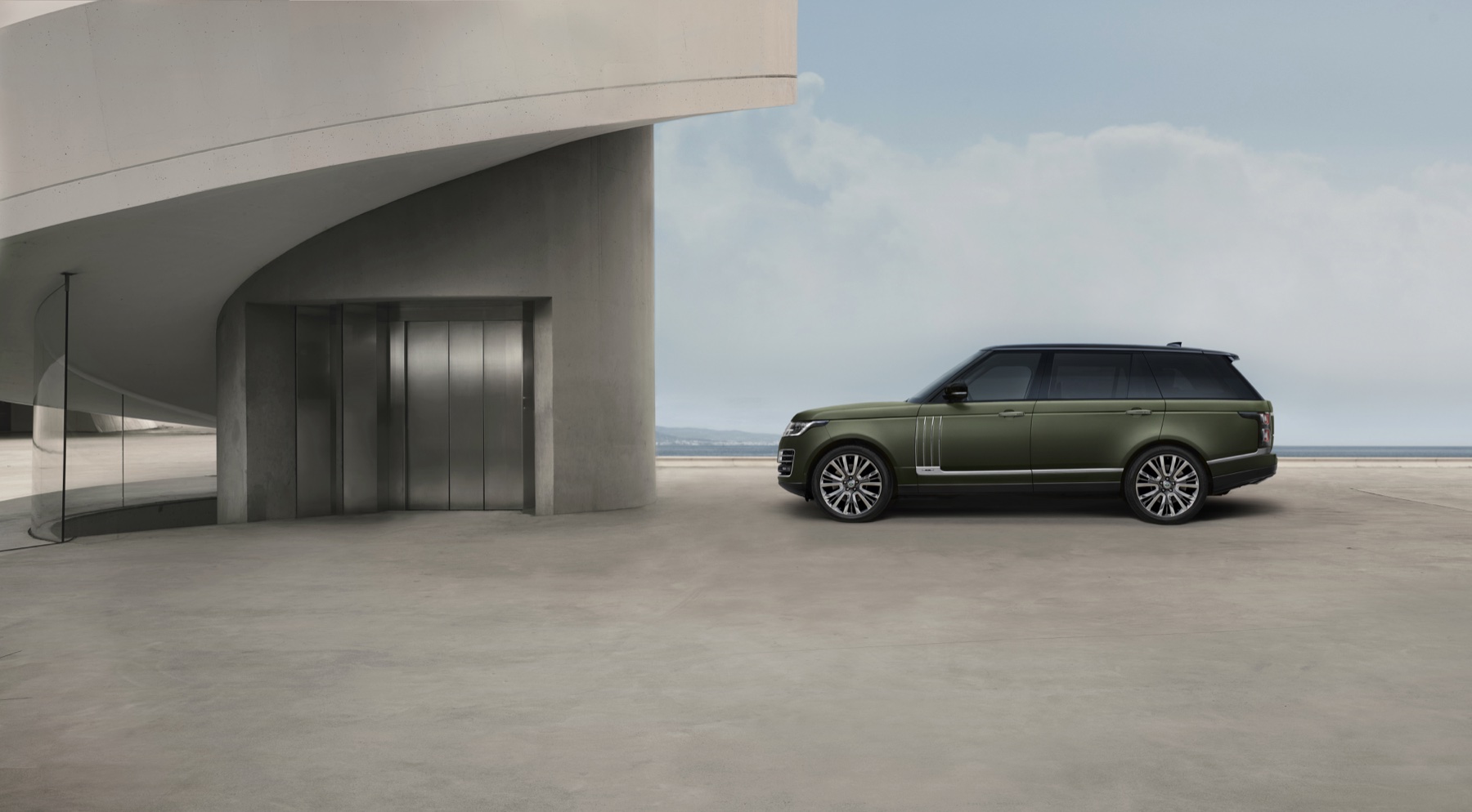 Range Rover SV Autobiography long-wheelbase body in side profile, illustrating the LWB proportions, 206.8-inch overall length, and stretched rear door that the article describes as the chauffeured-Range Rover body