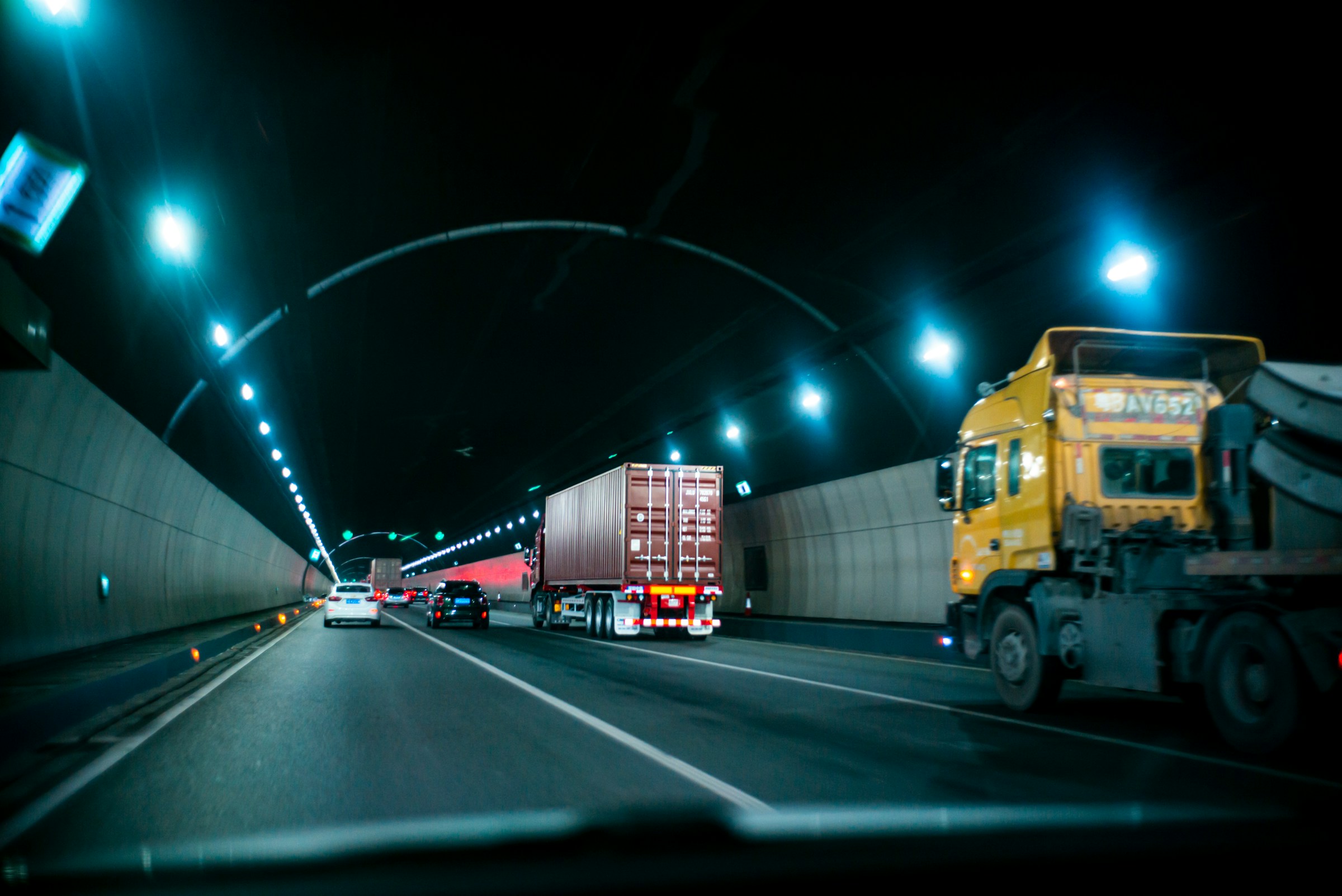 Freight Forwarder or Customs Broker - Who Does What in Global Shipping