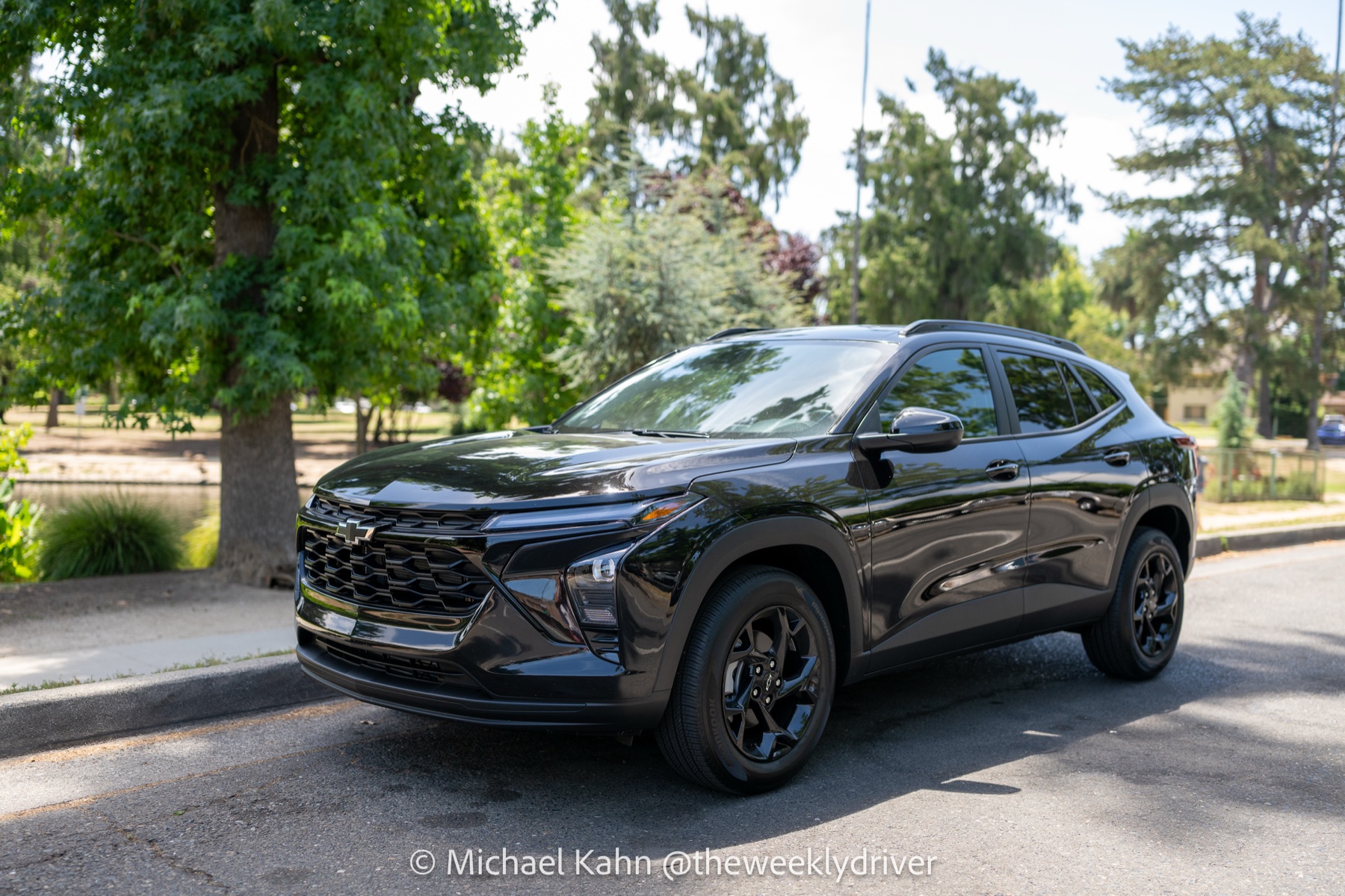 2026 Chevrolet Trax 1LT in Mosaic Black Metallic, low front three-quarter view