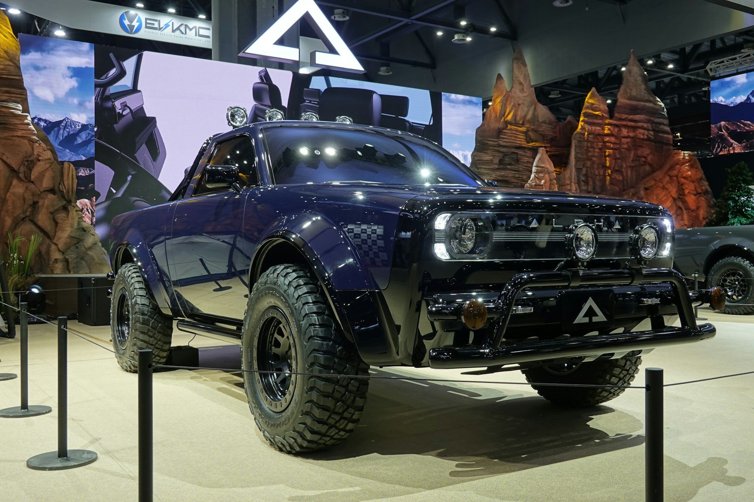 Presenting Automotive Technology Through Immersive Display Spaces