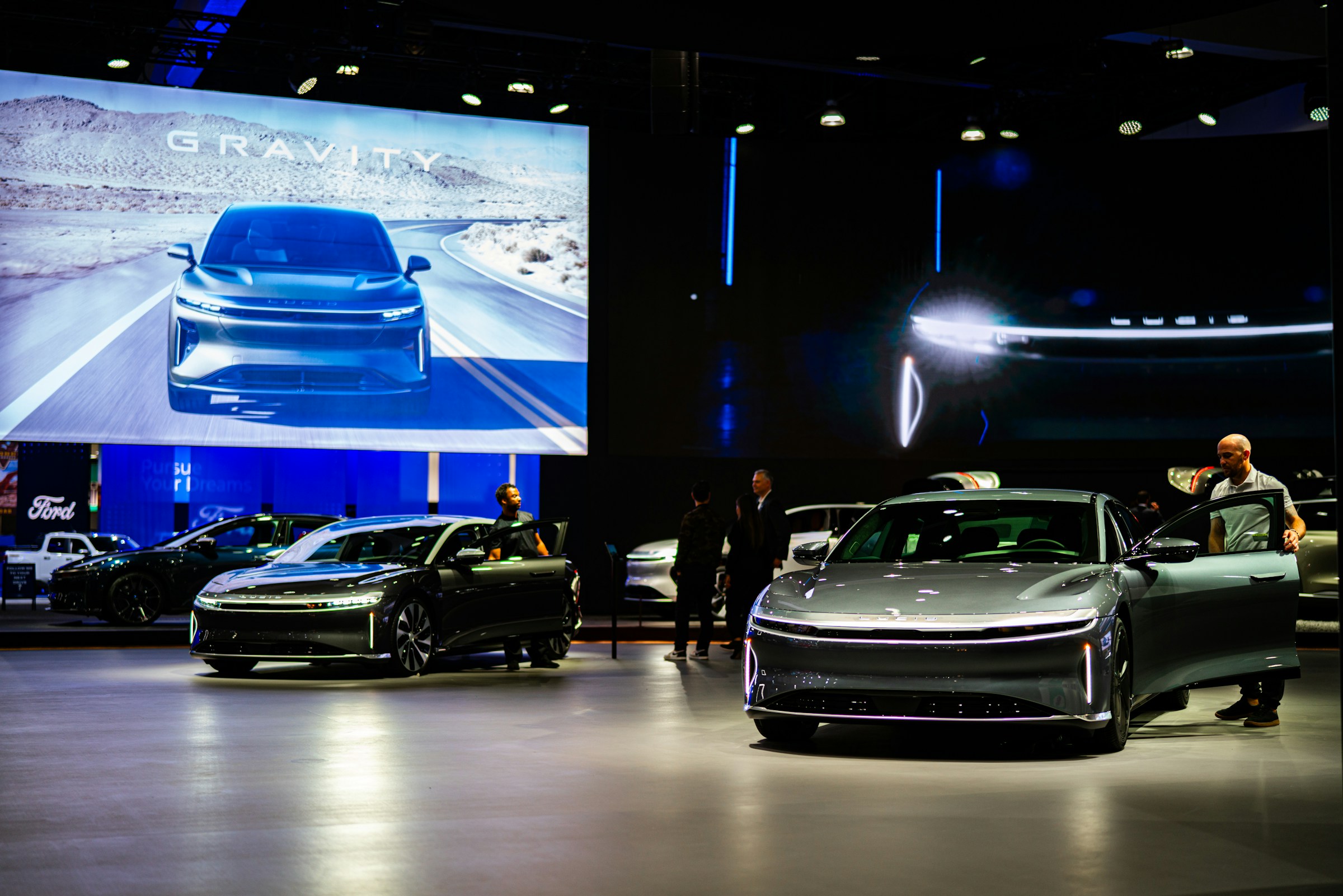 Presenting Automotive Technology Through Immersive Display Spaces