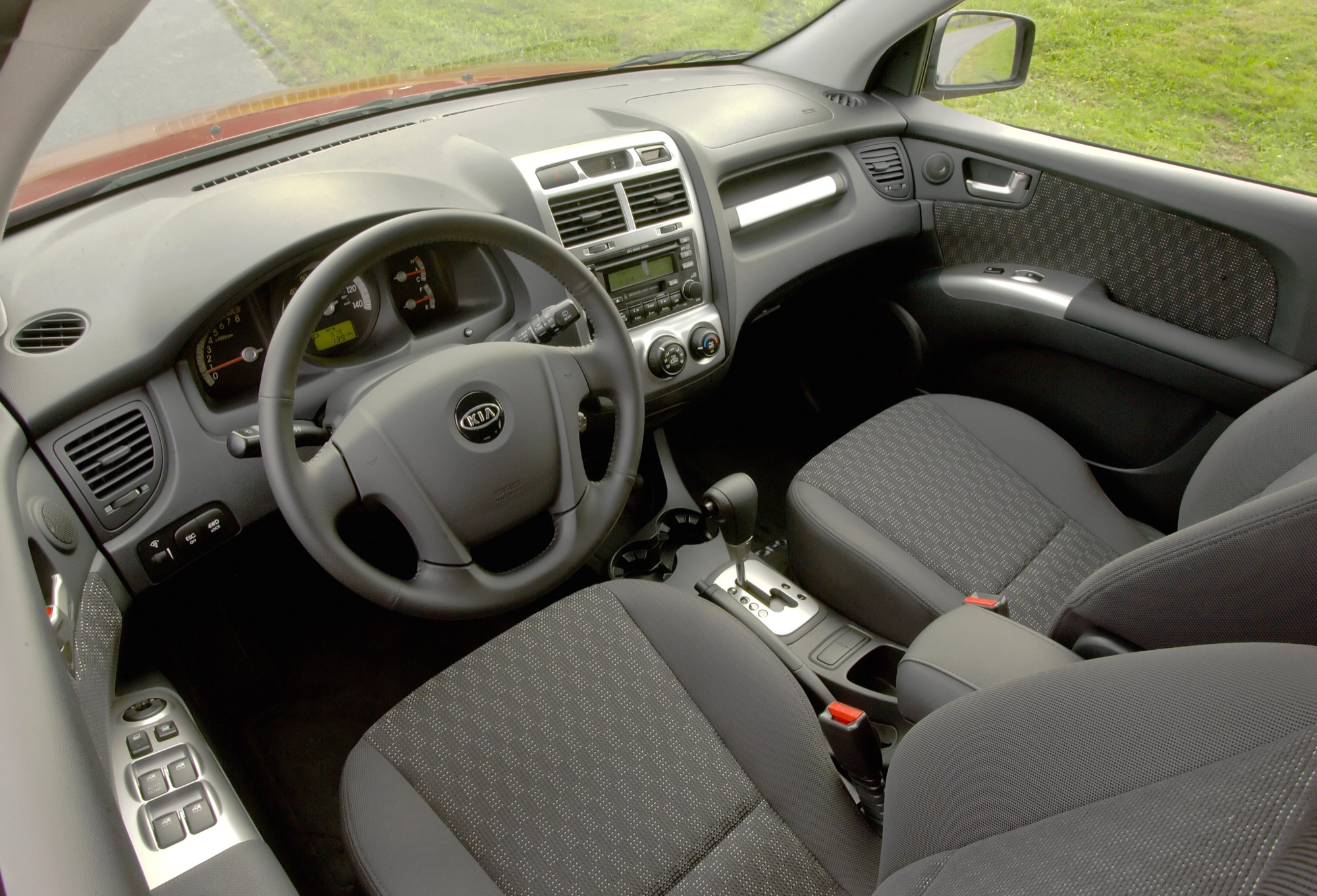 2007 Kia Sportage dashboard and front seats