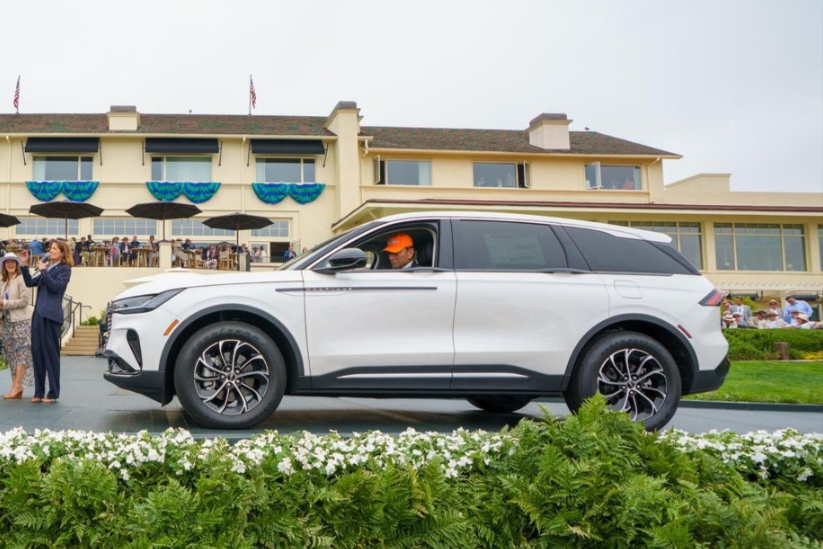 White Lincoln Nautilus presented on the Pebble Beach ramp as a Charity Drawing prize vehicle