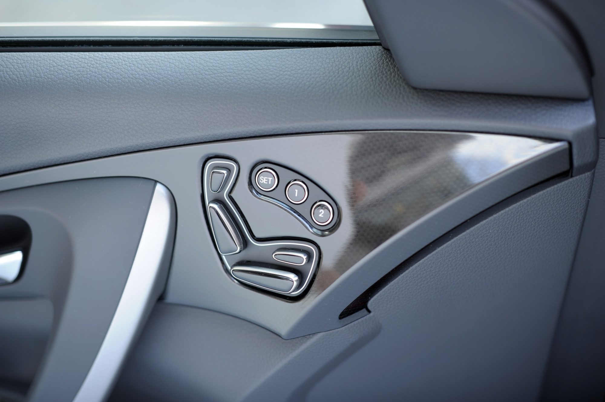 Door-mounted power seat and memory controls in the 2012 Hyundai Azera