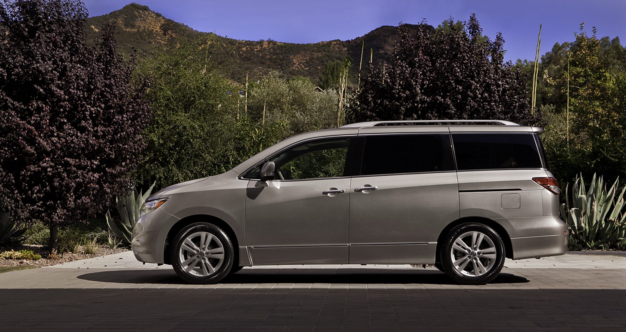 Side profile of a champagne 2012 Nissan Quest