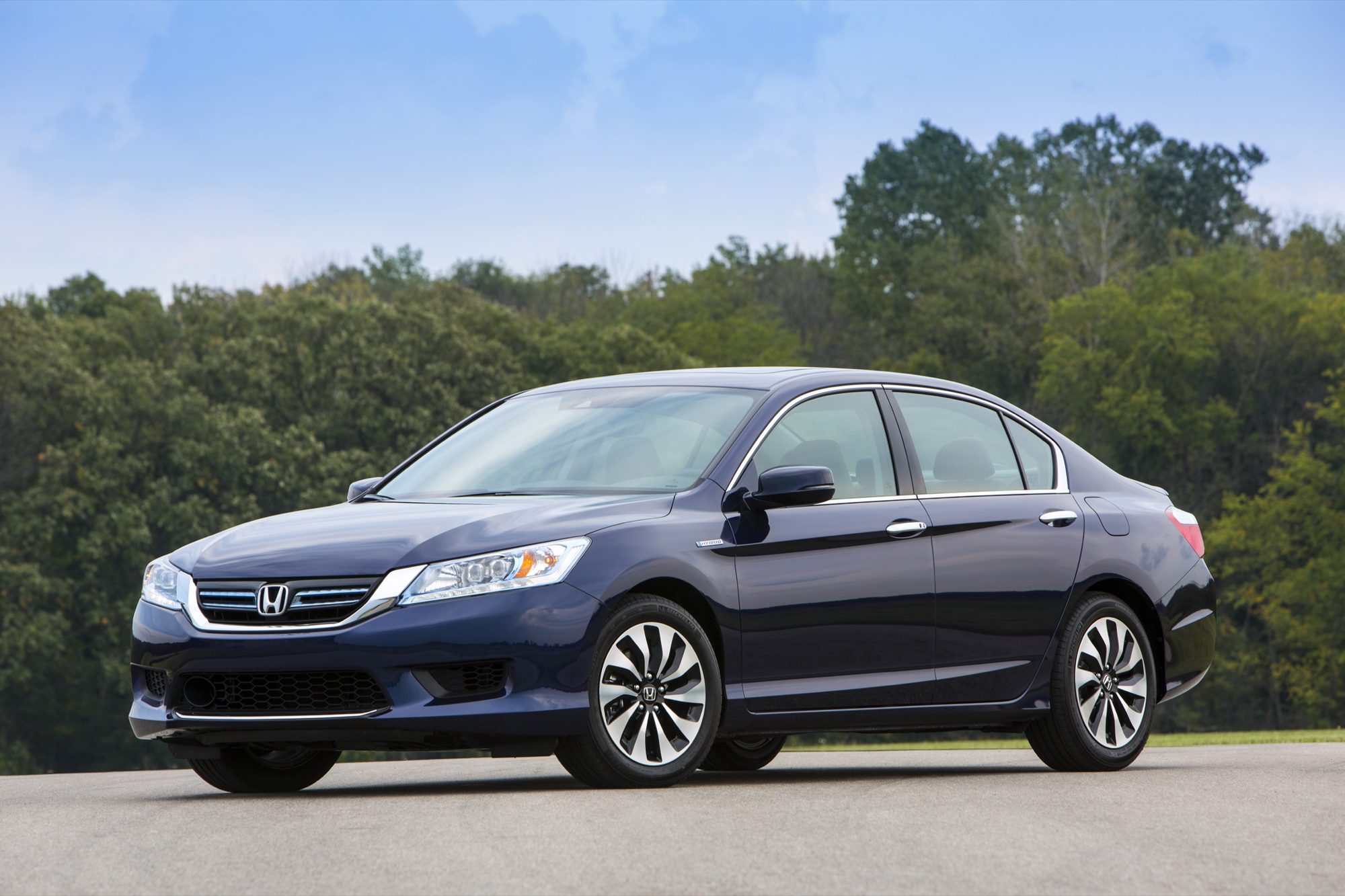 Front three-quarter view of a blue 2015 Honda Accord Hybrid Touring