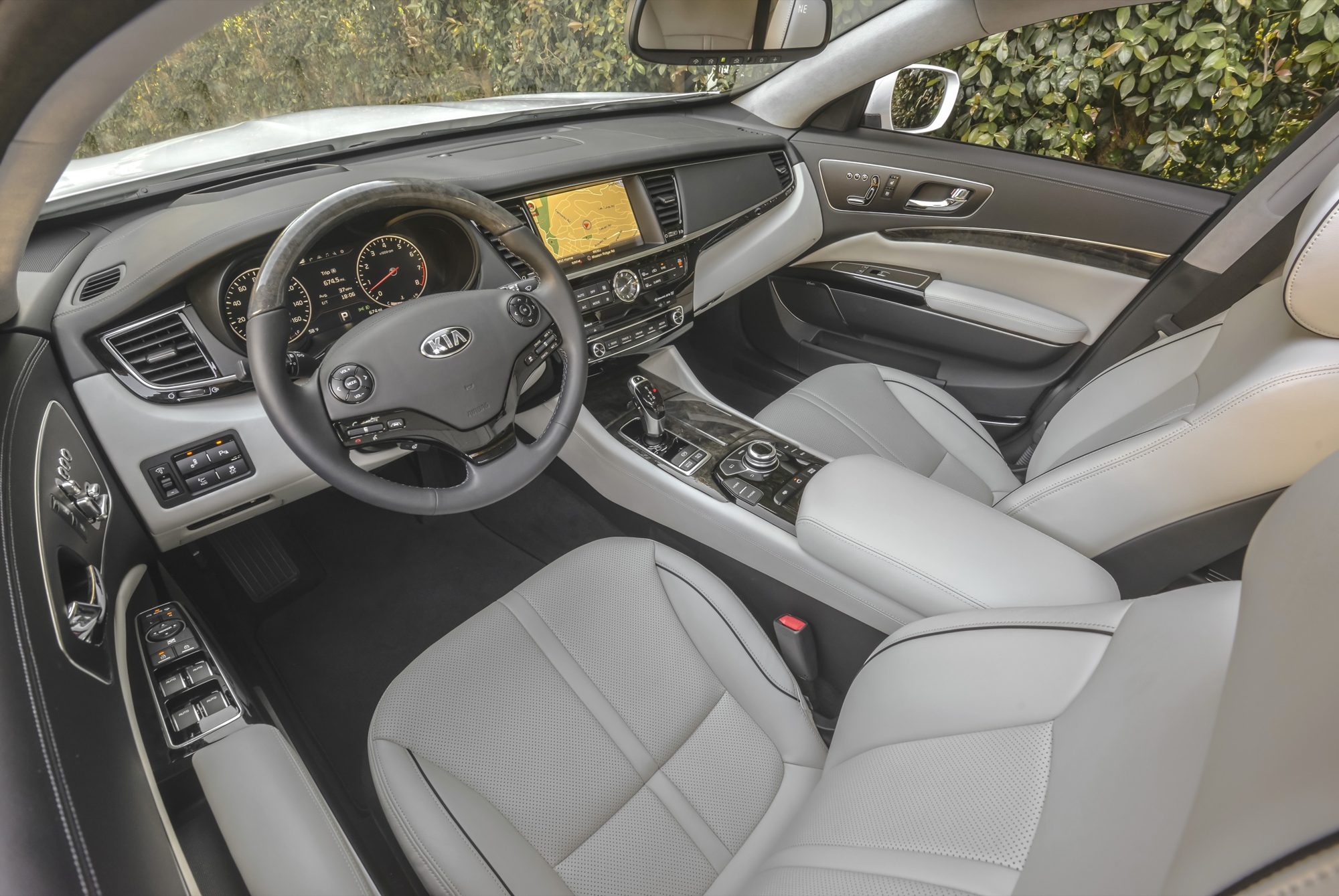Dashboard and light-gray leather front seats of the 2015 Kia K900