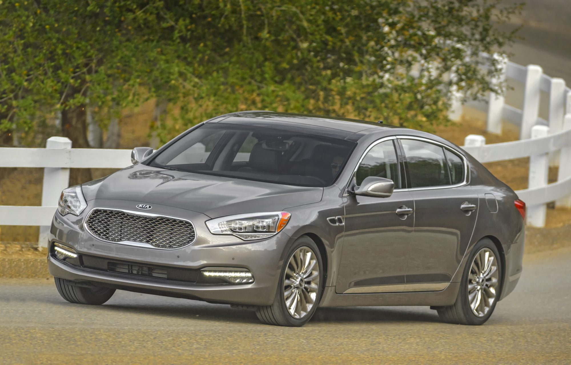 Front three-quarter view of a gray 2015 Kia K900 V8