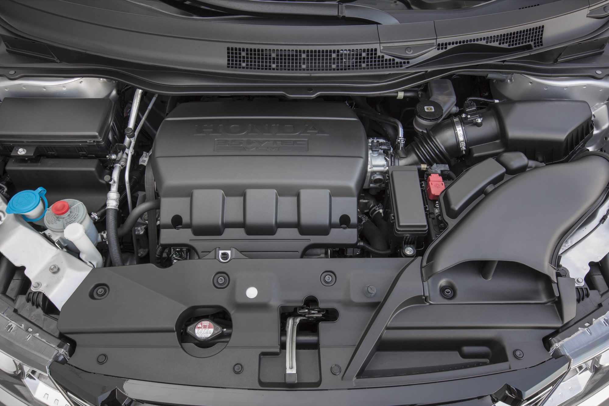 The 3.5-liter V6 engine bay of the 2016 Honda Odyssey
