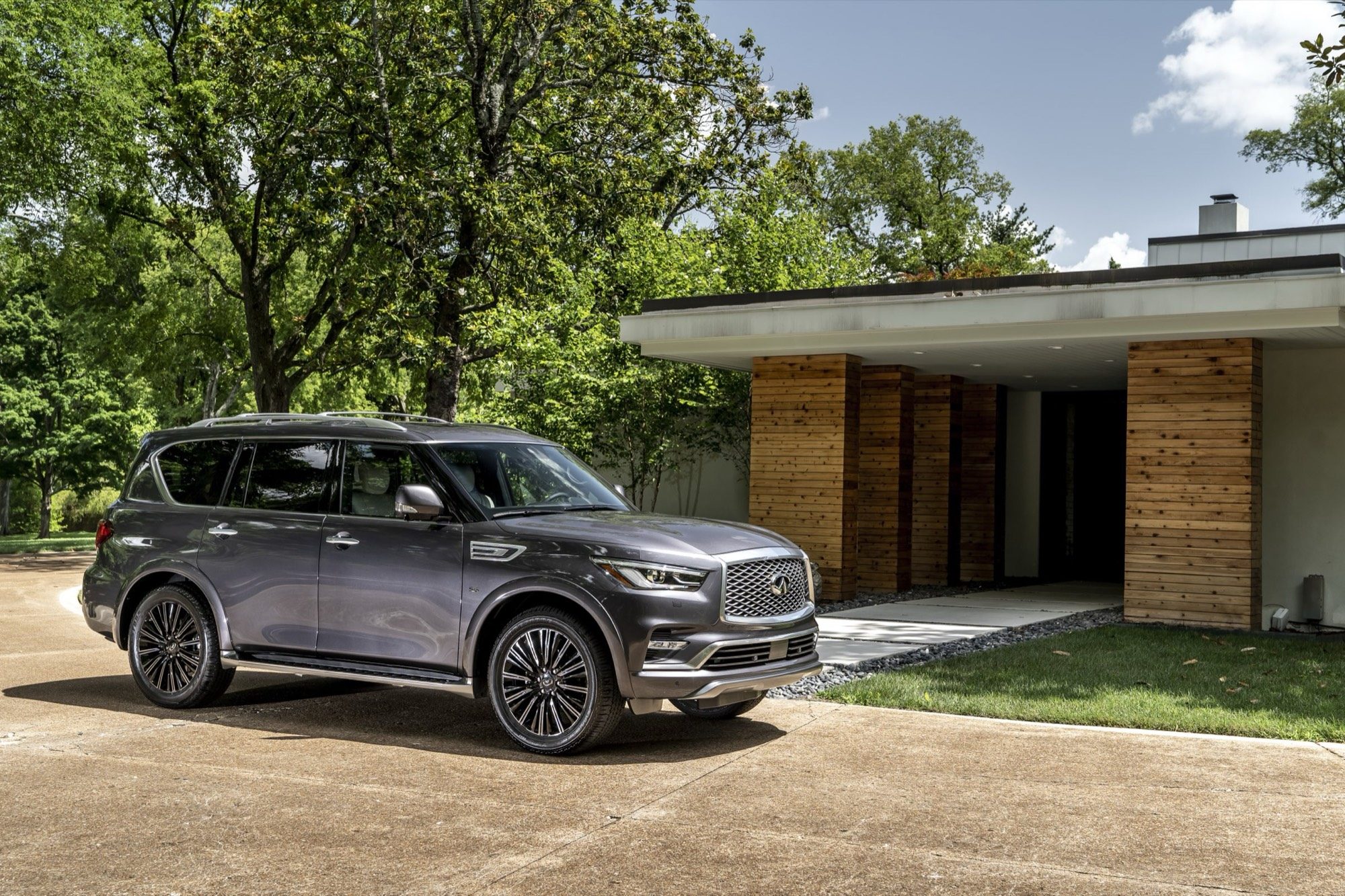 2019 Infiniti QX80 Review: Classy, rugged, versatile SUV 1 Front three-quarter view of a gray 2019 Infiniti QX80 Limited parked by a modern house