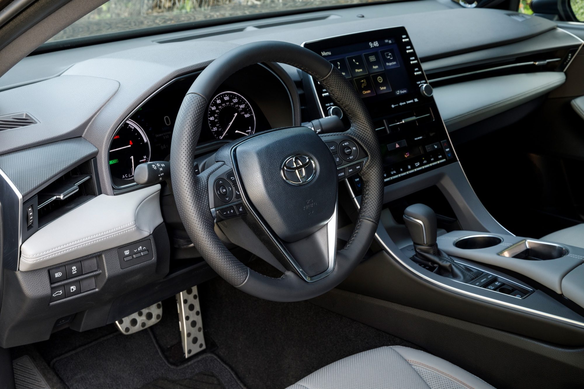 Dashboard and touchscreen of the 2020 Toyota Avalon Hybrid XSE