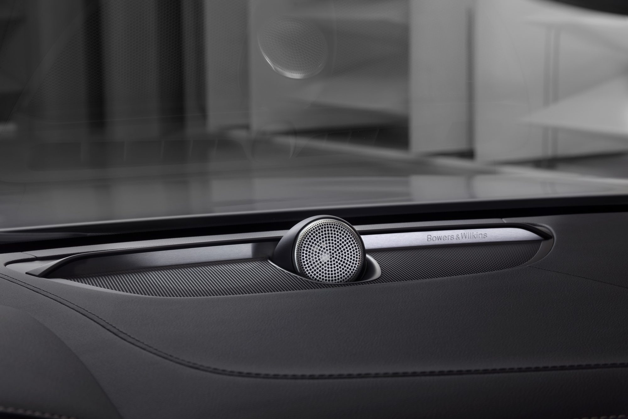 Bowers & Wilkins tweeter on the dashboard of the 2021 Volvo V90