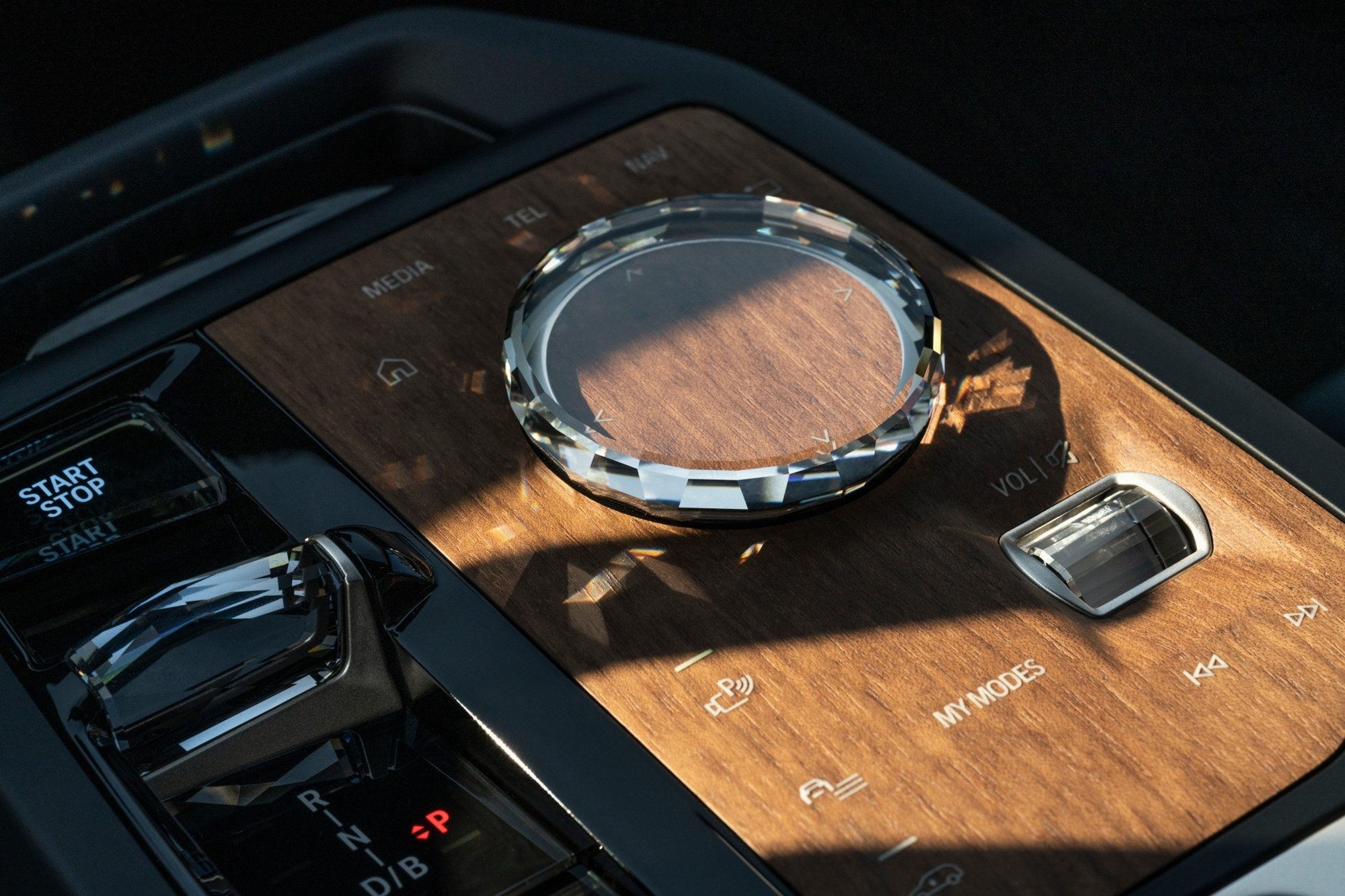 Wood console with the crystal iDrive controller in the 2023 BMW iX M60