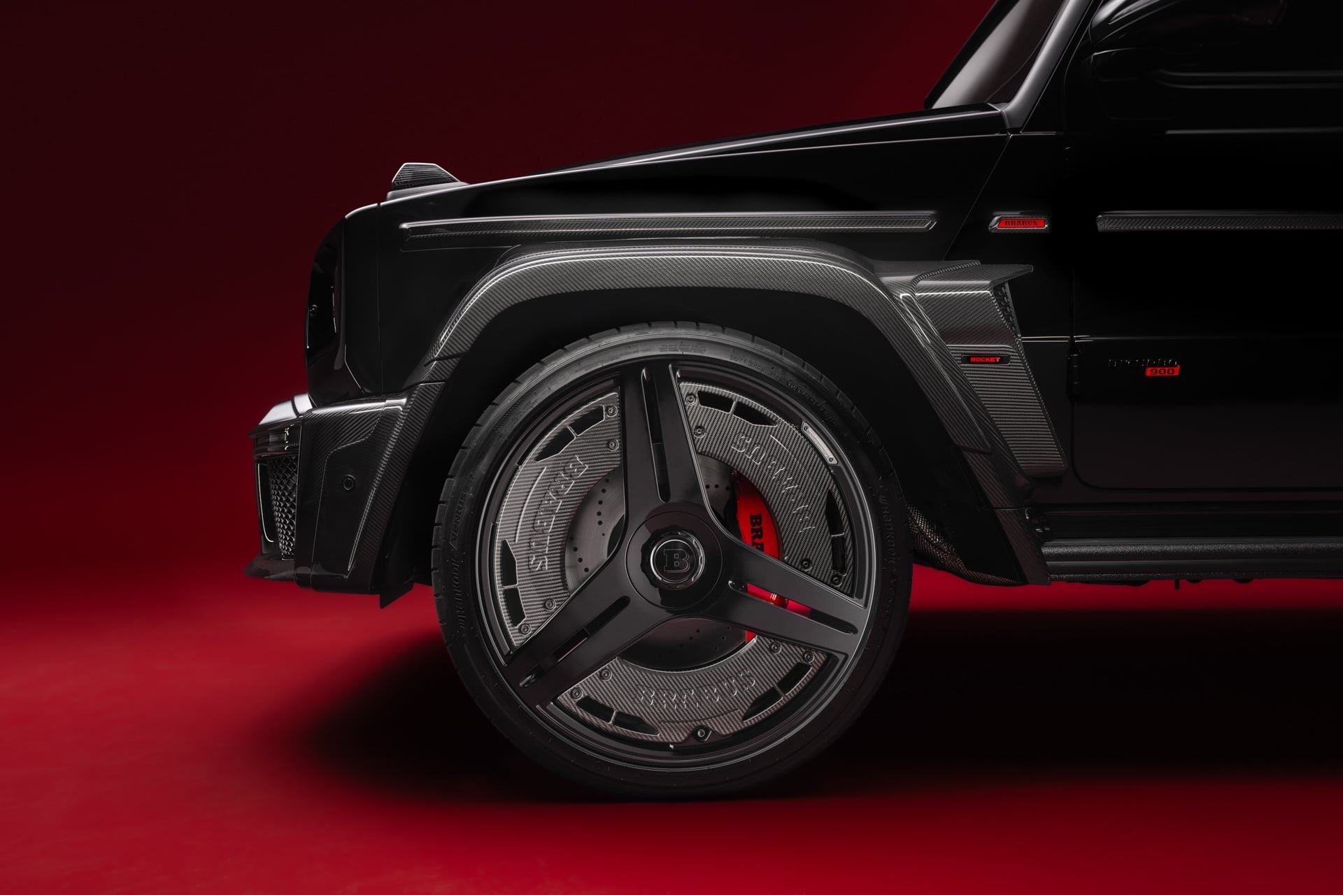 24-inch three-spoke Brabus Monoblock II EVO wheel with carbon aeroblades and a red brake caliper on the P 900 Rocket Edition