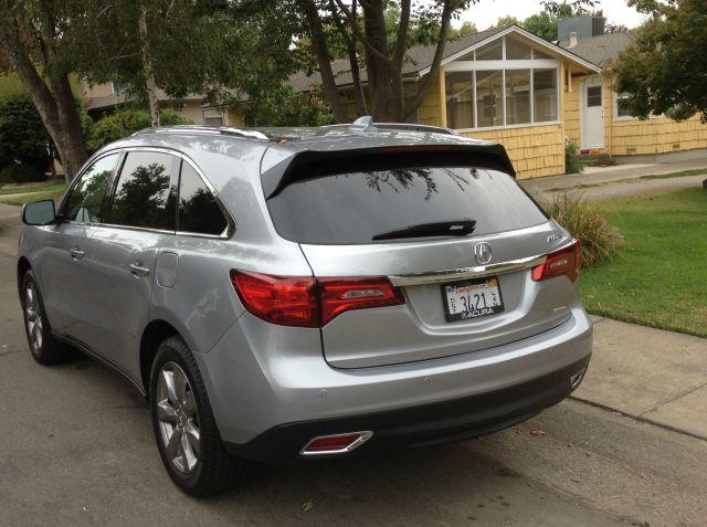 The 2016 Acura MDX has a sub-par console with less that luxury materials.