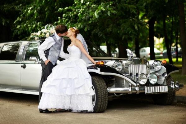 Selecting the proper wedding limousine requires preparation.