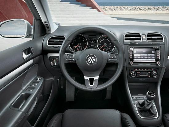 The interior of the 2014 Volkswagen Jetta.